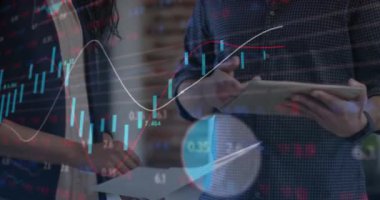 Ofisteki iş adamlarının el sıkışması üzerine finansal veri işleme animasyonu. küresel iş, finans, bağlantılar ve dijital arayüz konsepti dijital olarak oluşturulmuş video.