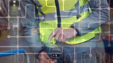 Erkek depo çalışanı üzerinde ikili kodlama animasyonu. küresel gönderim ve bağlantılar konsepti dijital olarak oluşturulmuş video.