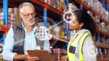 Depoda çalışan insanlar üzerindeki simgelerle bağlantılı ağların animasyonu. küresel gönderim ve bağlantılar konsepti dijital olarak oluşturulmuş video.