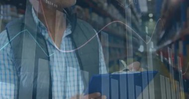 Depoda çalışan adamın istatistik ve mali veri işleme animasyonu. küresel gönderim ve bağlantılar konsepti dijital olarak oluşturulmuş video.