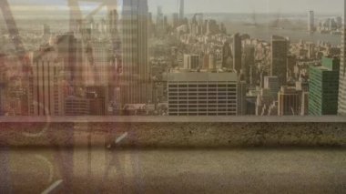 Şehir manzarası üzerinde istatistik işleme animasyonu. küresel iş ve veri işleme kavramı dijital olarak oluşturulmuş video.