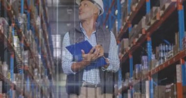 Depoda çalışan adamın veri işleme animasyonu. küresel sevkiyat, dağıtım ve bağlantılar konsepti dijital olarak oluşturulmuş video.