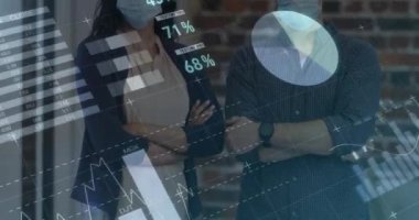 Yüz maskesi takan insanların finansal veri işleme animasyonları. covid 19 salgın konsepti dijital olarak üretilen video konsepti sırasında küresel iş, finans, bağlantılar ve dijital arayüz.