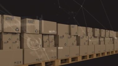 Depodaki taşıma bantlarındaki kutuların üzerindeki bağlantı ağının animasyonu. küresel sevkiyat, dağıtım ve bağlantılar konsepti dijital olarak oluşturulmuş video.