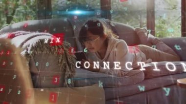 Evdeki akıllı telefonu kullanan bir kadının internet mesajı ve veri işleme animasyonu. küresel covid 19 salgın konsepti dijital olarak oluşturulmuş video.