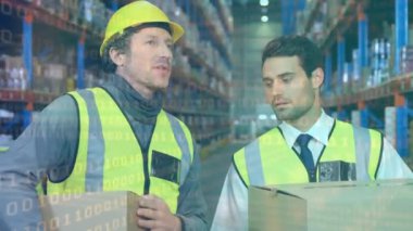 Erkek depo çalışanları üzerinde ikili kodlama animasyonu. küresel gönderim ve bağlantılar konsepti dijital olarak oluşturulmuş video.