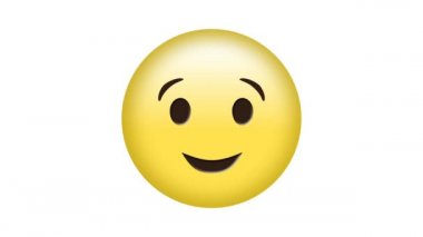 Kırmızı ışık yollarının üzerinde göz kırpan emoji simgesinin animasyonu. küresel sosyal medya ve iletişim konsepti dijital olarak oluşturulmuş video.