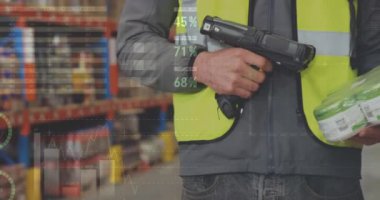 Depoda çalışan adamın veri işleme animasyonu. küresel sevkiyat, dağıtım ve bağlantılar konsepti dijital olarak oluşturulmuş video.