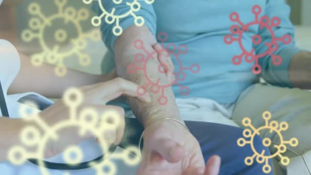 医者と患者の上にCovid 19細胞のアニメーション グローバルヘルスとヘルスケアサービスのコンセプトデジタルで生成されたビデオ — ストック動画