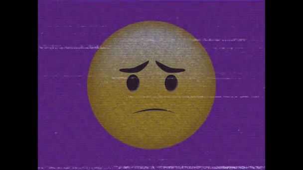 Анимация Печальной Иконки Эмодзи Над Экраном Шумом Глобальные Социальные Медиа — стоковое видео