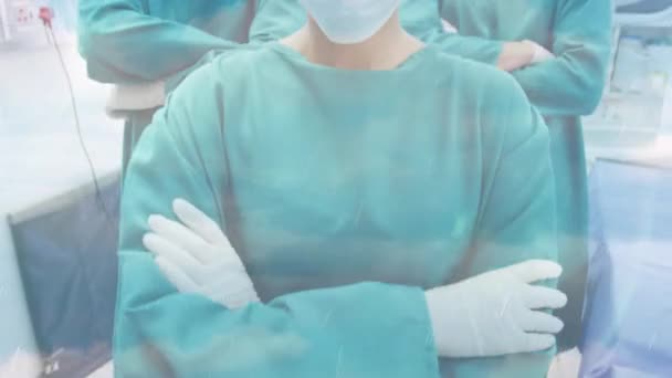 Animación Nubes Cielo Sobre Cirujanos Con Mascarillas Hospital Mundial Covid — Vídeo de stock