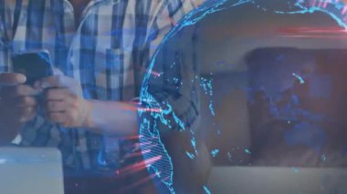 Akıllı telefon kullanan adamın üzerindeki dünya çapındaki bağlantıların animasyonu. küresel çevrimiçi bağlantılar, dijital arayüz, iletişim ve teknoloji konsepti dijital olarak oluşturulmuş video.