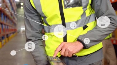 Depoda çalışan adamın üzerindeki ikonlarla olan bağlantıların animasyonu. küresel gönderim ve bağlantılar konsepti dijital olarak oluşturulmuş video.