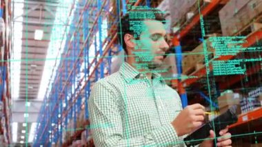 Depoda çalışan adamın veri işleme animasyonu. küresel sevkiyat, dağıtım ve bağlantılar konsepti dijital olarak oluşturulmuş video.