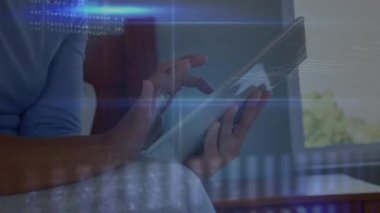 Tablet kullanan bir kadının veri işleme animasyonu. küresel veri işleme, teknoloji ve bağlantılar konsepti dijital olarak oluşturulmuş video.