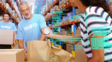 Depoda çalışan farklı insanların veri işleme animasyonları. küresel sevkiyat, dağıtım ve bağlantılar konsepti dijital olarak oluşturulmuş video.