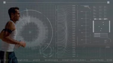 Formda adam çalıştırma üzerine veri işleme animasyonu. küresel bağlantılar, spor, fitness ve veri işleme konsepti dijital olarak oluşturulmuş video.