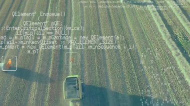 Alan üzerinde dijital simgeler ve veri işleme animasyonları. küresel dijital arayüz, veri işleme ve teknoloji konsepti dijital olarak oluşturulmuş video.