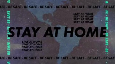 Dünya haritası üzerinde ev metninin animasyonu. küresel covid 19 salgın, ilaç ve sağlık hizmetleri konsepti dijital olarak oluşturulmuş video.