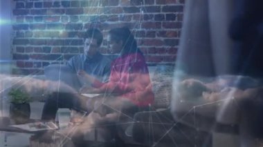 Ofisteki iş adamları üzerinden bağlantı ağının animasyonu. küresel iş, bağlantılar, veri işleme ve teknoloji konsepti dijital olarak oluşturulmuş video.