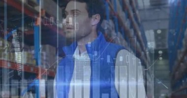 Depoda çalışan adamın istatistiksel mali veri işleme animasyonu. küresel gönderim ve bağlantılar konsepti dijital olarak oluşturulmuş video.