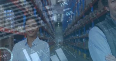 Depoda çalışan kadın ve erkeğin istatistik ve mali veri işleme animasyonları. küresel gönderim ve bağlantılar konsepti dijital olarak oluşturulmuş video.