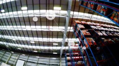 Deponun üzerindeki simgelerle bağlantı ağlarının animasyonu. küresel gönderim ve bağlantılar konsepti dijital olarak oluşturulmuş video.