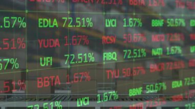 Depodaki taşıma bantlarındaki karton kutuların üzerindeki finansal işlemlerin animasyonu. küresel gönderim ve bağlantılar konsepti dijital olarak oluşturulmuş video.