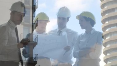 Ofiste konuşan iş adamları üzerinde şehir manzarası animasyonu. küresel iş, bağlantılar, veri işleme ve teknoloji konsepti dijital olarak oluşturulmuş video.