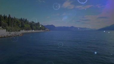 Manzara üzerindeki bağlantı ağlarının animasyonu. küresel bağlantılar, dijital arayüz, dijital olarak oluşturulan veri işleme konsepti.