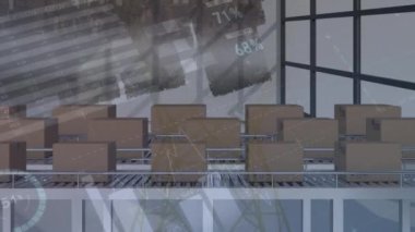 Taşıyıcı bantlardaki karton kutuların üzerinden geçen istatistiklerin animasyonu. küresel gönderim ve veri işleme kavramı dijital olarak oluşturulmuş video.