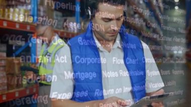 İki erkek depo çalışanı için anahtar kelimelerin animasyonu. küresel gönderim ve bağlantılar konsepti dijital olarak oluşturulmuş video.