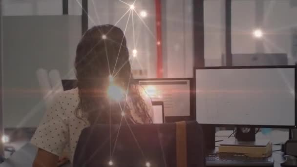 オフィス内のビジネス人に対する接続のネットワークのアニメーション 世界的なビジネス データ処理 テクノロジーの概念がデジタルで生成されたビデオ — ストック動画