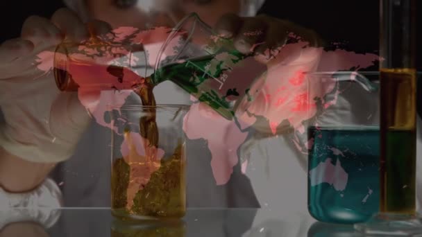 Animación Del Mapa Del Mundo Sobre Científicos Máscaras Faciales Global — Vídeo de stock