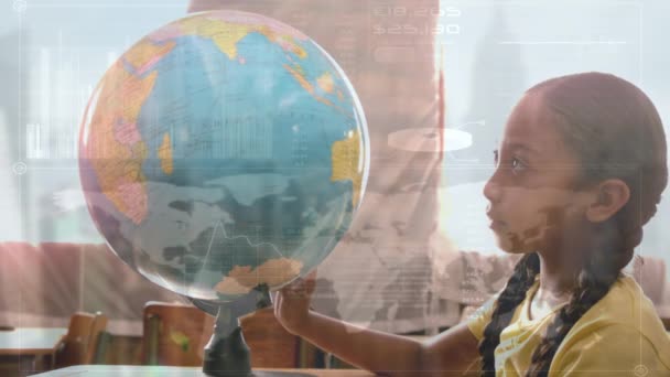 Animación Procesamiento Datos Sobre Colegiala Mirando Globo Clase Educación Global — Vídeos de Stock