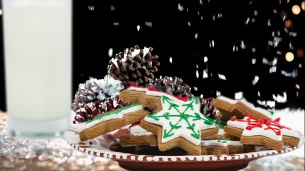 Animación Galletas Leche Sobre Caída Nieve Navidad Tradición Concepto Celebración — Vídeos de Stock