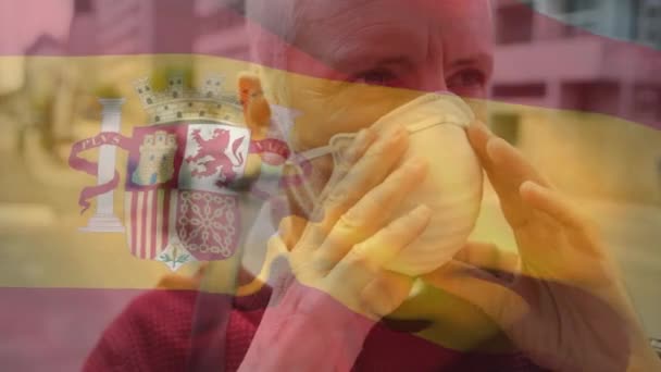 Animação Bandeira Espanha Acenando Sobre Homem Máscara Facial Conceito Global — Vídeo de Stock