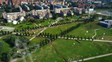 Park ve modern kasabanın havadan görünüşü üzerinde hareket eden bağlantıların animasyonu. küresel iletişim ve ağ teknolojisi konsepti dijital olarak oluşturulmuş video.