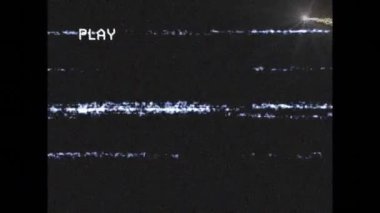 Siyah arkaplan üzerinde hareket eden yıldızlar üzerindeki parazitle oynatma arayüzü ekranının animasyonu. İletişim, eğlence ve dijital arayüz teknolojisi konsepti dijital olarak oluşturulmuş video.