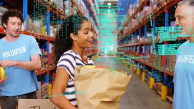 Depoda çalışan farklı insanların veri işleme animasyonları. küresel sevkiyat, dağıtım ve bağlantılar konsepti dijital olarak oluşturulmuş video.