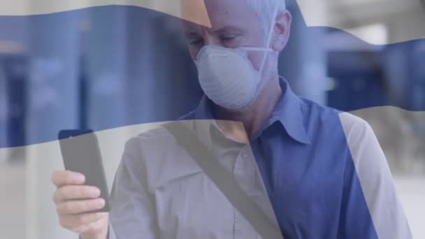 Yüzü Maskeli Bir Adamın Üzerinde Sallanan Finlandiya Bayrağının Animasyonu Küresel — Stok video