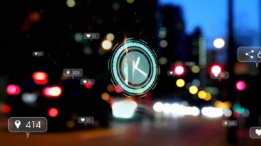 Gece Bokeh City sokak ışıkları üzerinde saat animasyonu ve ağ bildirimleri. İletişim, bağlantı ve dijital arayüz teknolojisi konsepti dijital olarak oluşturulmuş video.