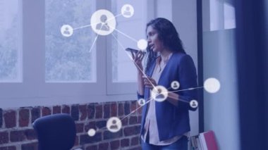 Ofisteki iş kadınlarıyla olan bağlantıların animasyonu. küresel sosyal medya, bağlantılar ve dijital arayüz konsepti dijital olarak oluşturulmuş video.