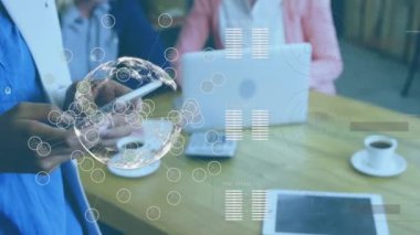 Akıllı telefon kullanan kadın üzerindeki bağlantı ve veri işleme ağının animasyonu. küresel iş, veri işleme ve dijital arayüz kavramı dijital olarak oluşturulmuş video.