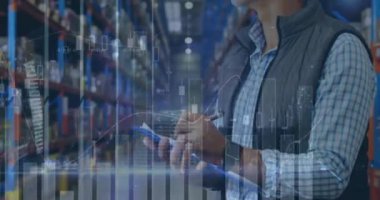 Depoda çalışan adamın istatistik ve mali veri işleme animasyonu. küresel gönderim ve bağlantılar konsepti dijital olarak oluşturulmuş video.