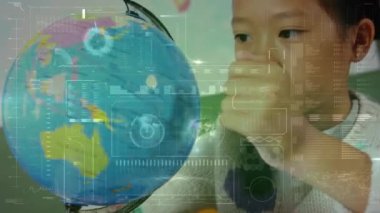 Veri işleme animasyonunun okullu kızın sınıftaki küreye bakması. küresel eğitim, dijital arayüz ve bağlantılar dijital olarak oluşturulmuş video konsepti.