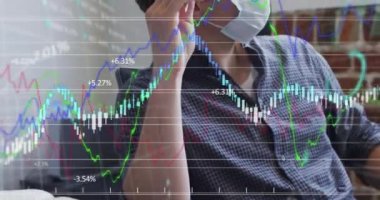 Yüz maskesi takan iş adamının finansal veri işleme animasyonu. covid 19 salgın konsepti dijital olarak üretilen video konsepti sırasında küresel iş, finans, bağlantılar ve dijital arayüz.