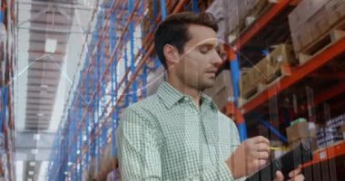 Depoda çalışan adamın veri işleme animasyonu. küresel sevkiyat, dağıtım ve bağlantılar konsepti dijital olarak oluşturulmuş video.