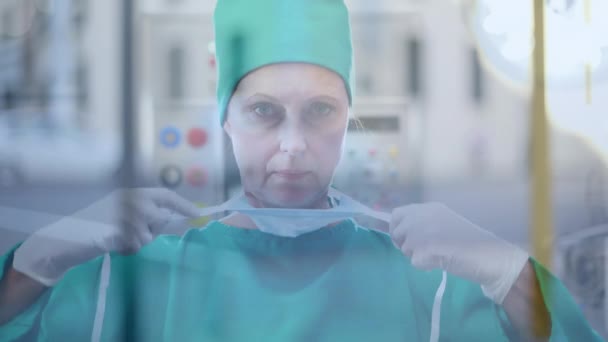 医院内戴口罩的外科医生对公路交通进行动画化处理 全球联盟19大流行病 医药和保健服务概念数字制作视频 — 图库视频影像