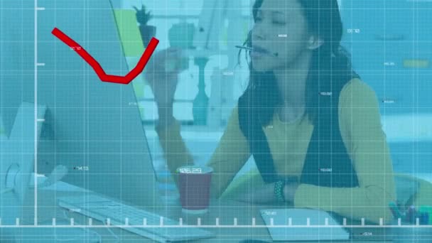 Animação Estatísticas Com Gravação Linha Vermelha Sobre Empresário Usando Fone — Vídeo de Stock